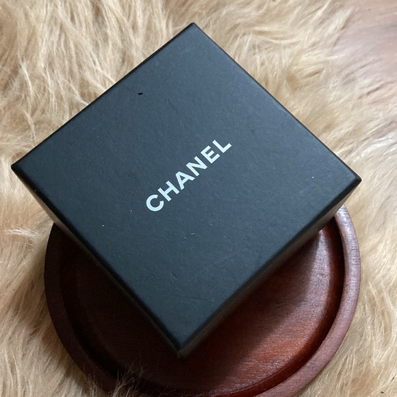 Sold❤️100% authentic Chanel CC diamond earrings - Picture 5 of 5